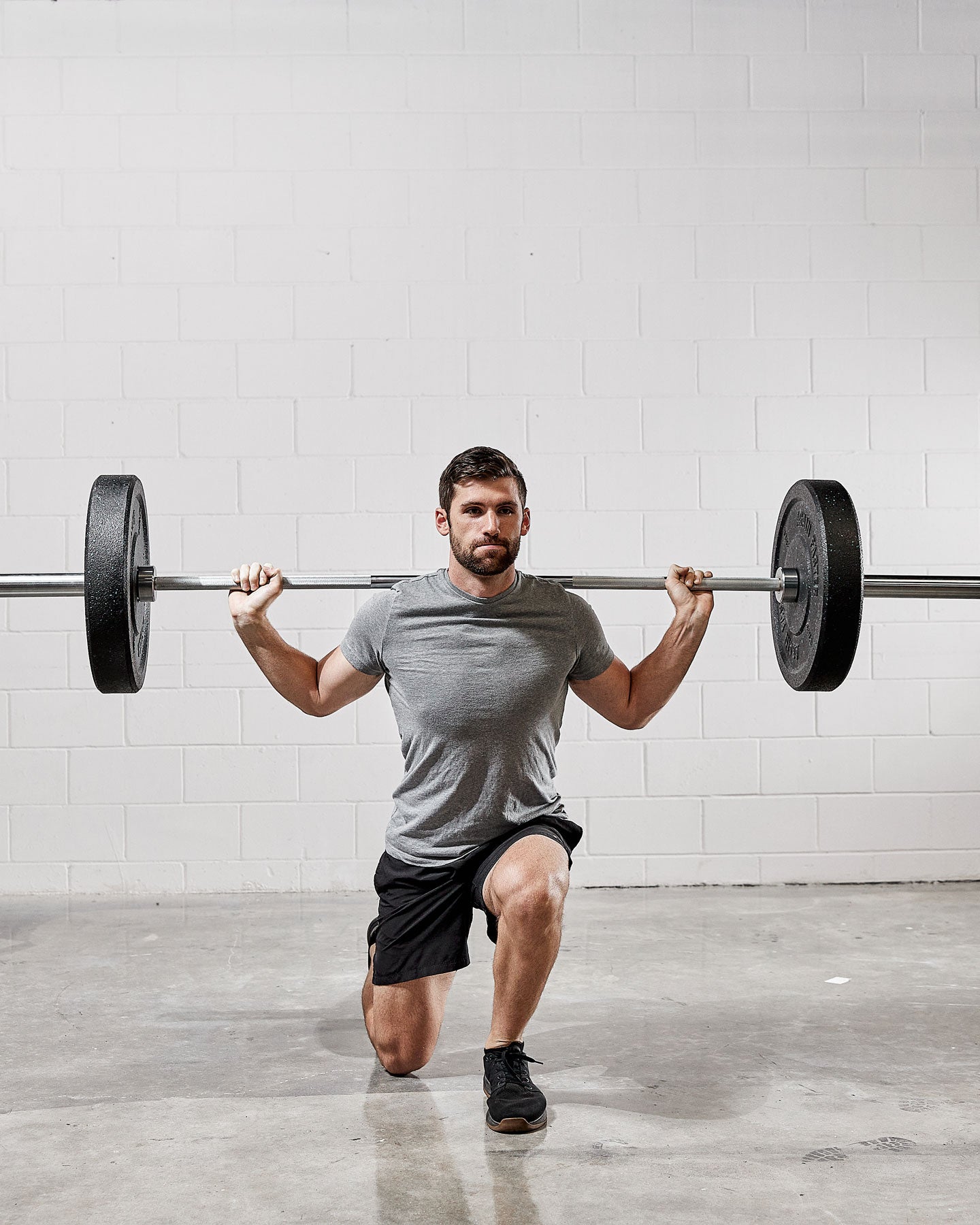 barbell lunges bumper plates