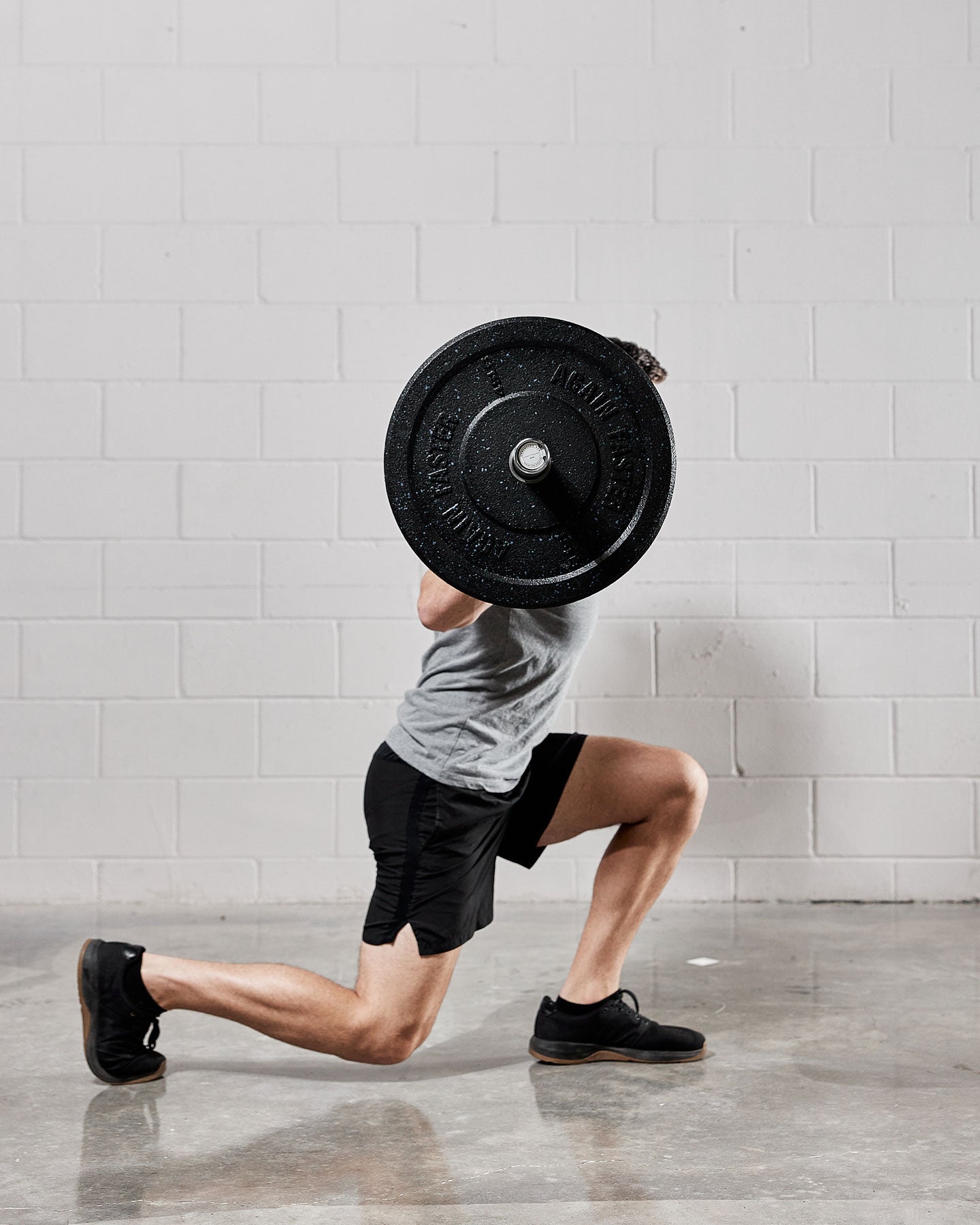 walking barbell lunges bumper plates